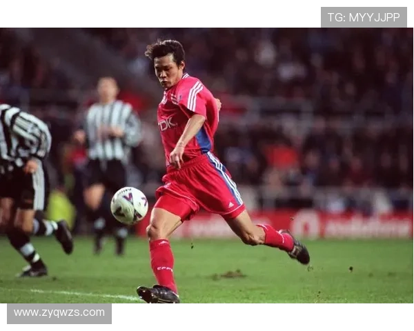 中外足球明星身材对比分析探讨体型差异与运动表现的关系 中外足球明星身材对比分析探讨体型差异与运动表现的关系